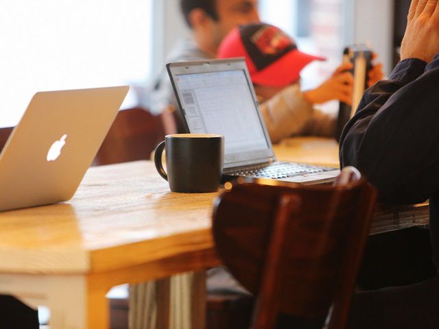 なぜデジタルサイネージはあなたの広告費をムダにするのか？